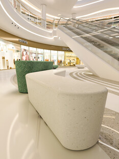 商场内的时尚休息座椅