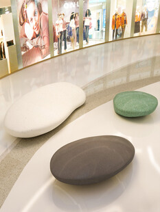 商场内别致的创意休息石凳