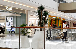 商场内景工作人员在巡逻
