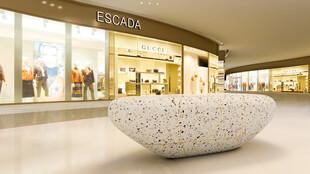 商场内独特造型的休息座椅