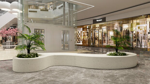 商场内的弧形绿植景观区