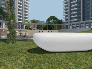 户外草坪上的白色独特雕塑