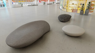 室内摆放的独特造型石凳