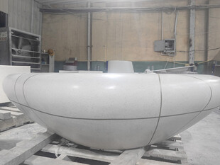 白色浴缸在工厂内待加工