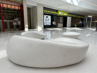 现代商场内的独特白色座椅