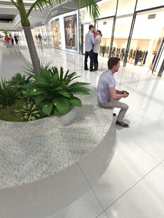 候机大厅内休憩的旅客