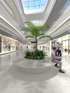 商场内景中的绿植与行人