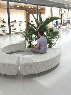 商场中静坐的人