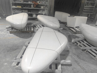 工厂中的待加工船只部件