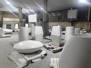 工厂内的白色陶瓷半成品