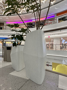 商场内独特造型白色花盆