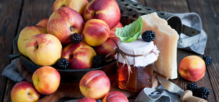 新鲜多色桃子与奶酪摆件