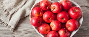 碗中鲜美的红苹果