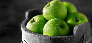 青苹果置于古朴木面上