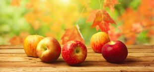 木桌上的新鲜红苹果