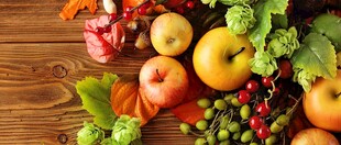 多彩新鲜果蔬摆于木面