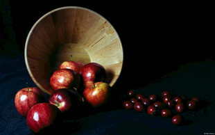 木碗中的红果与散落樱桃