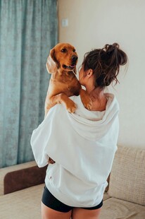 女孩抱宠物狗温馨瞬间