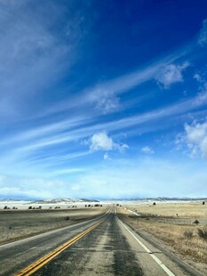 空旷公路伸向蓝天白云