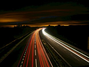 夜间公路车流光轨美景