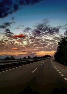 公路上的绝美日落景象