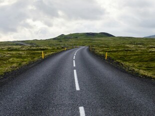 旷野中的孤独公路