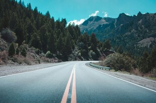 山间公路通向远方美景