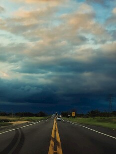 公路伸向天际的壮美风景