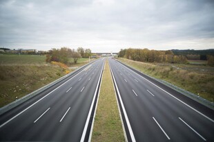 宽阔笔直的高速公路景象