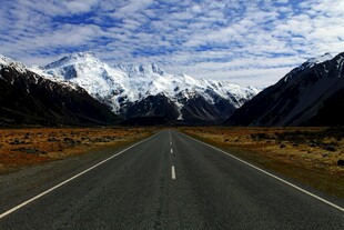 公路伸向雪山壮丽风景