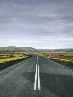 空旷公路伸向远方