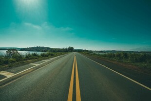 宽阔公路延伸向远方