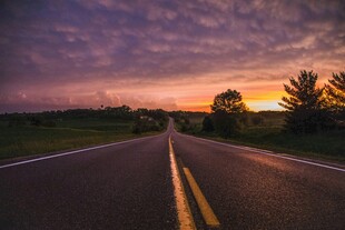 黄昏下的公路美景