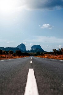 宽阔公路伸向远方美景