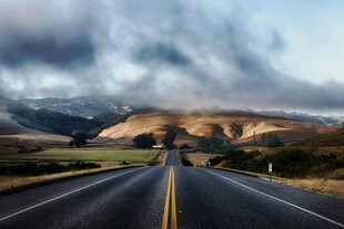 公路伸向远方的壮丽风景