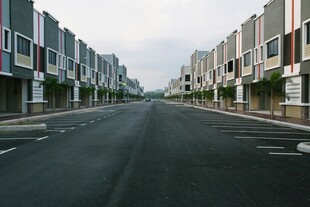 空旷街道旁的整齐建筑