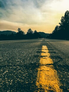 公路尽头的黄昏美景