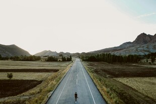 旷野公路上的孤独骑行者