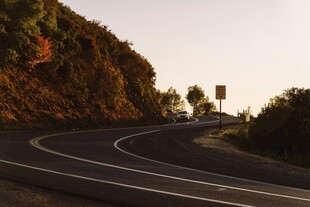 蜿蜒山路风景