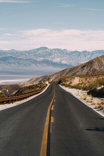 公路延向远方的壮丽景象