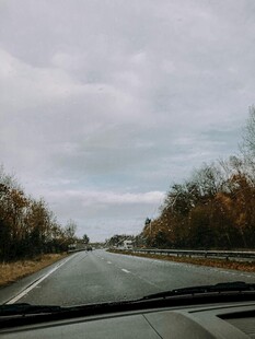 公路行车视角的秋日风景
