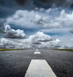 延伸向天际的空旷道路