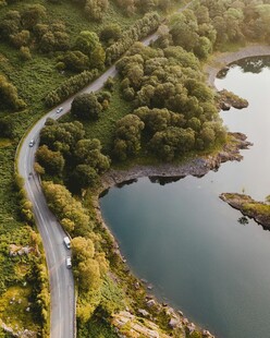 山间蜿蜒公路与静谧湖水