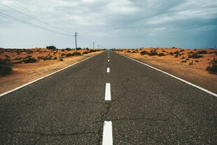 旷野中的孤独公路