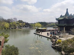 江南古典园林湖畔美景