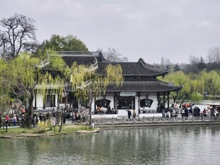 湖畔中式建筑游人赏景