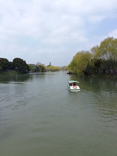 宁静湖面上的小船