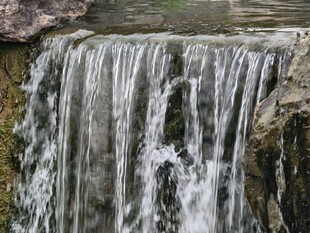 山间小瀑布流水景致