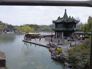 湖畔古亭 游人赏景好去处