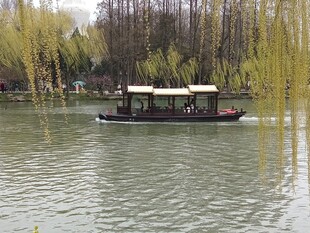 湖上小船悠悠赏春景
